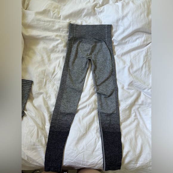 Gray workout set with leggings and crop tee. - Picture 5 of 6